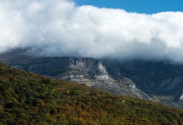 Ngắm khung cảnh mùa Thu đẹp như cổ tích ở Crimea - Ảnh 1.