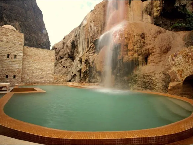 Những khách sạn có hồ bơi ấn tượng nhất hành tinh - Ảnh 3.