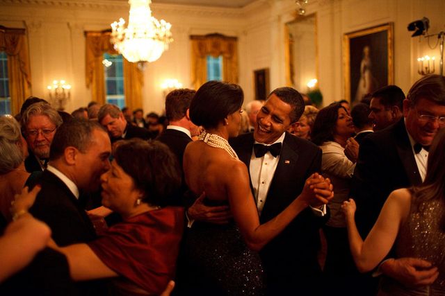 Chuyện tình ngọt ngào của Tổng thống Obama qua ảnh - Ảnh 15.