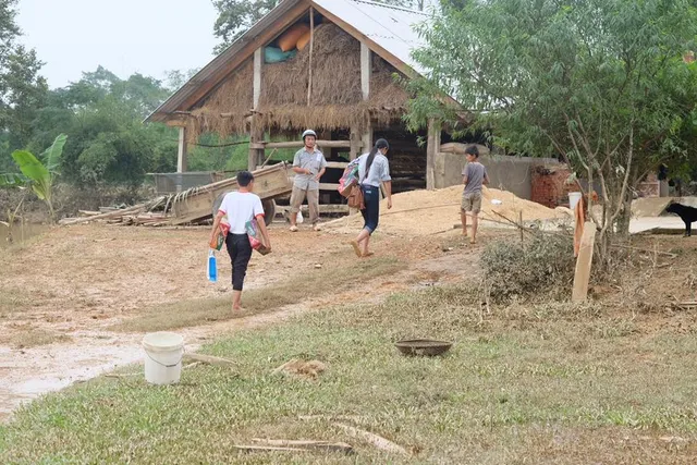 Hoa hậu Ngọc Hân lội nước chuyển đồ cứu trợ đồng bào miền Trung - Ảnh 3.