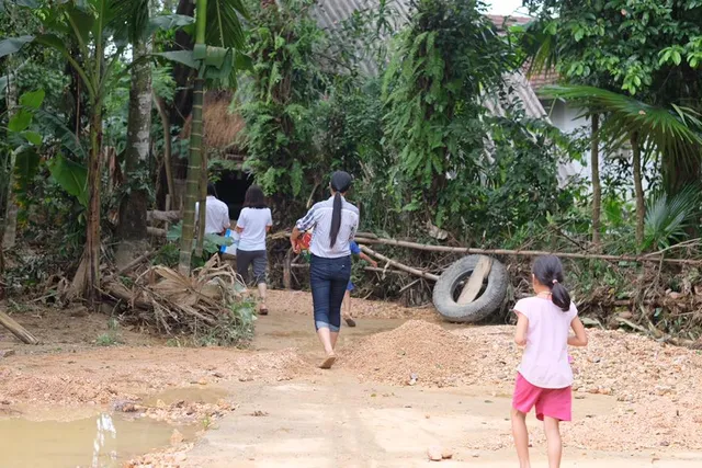 Hoa hậu Ngọc Hân lội nước chuyển đồ cứu trợ đồng bào miền Trung - Ảnh 1.