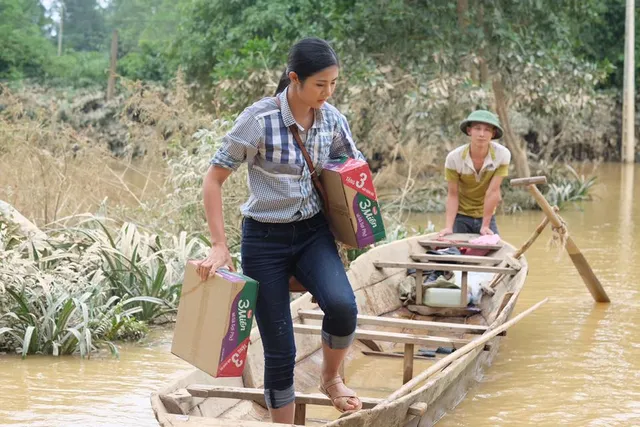 Hoa hậu Ngọc Hân lội nước chuyển đồ cứu trợ đồng bào miền Trung - Ảnh 5.