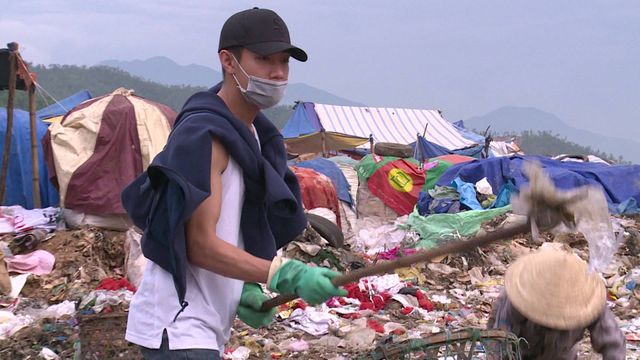 Nhân vật Sống khác nhọc nhằn kiếm tiền giữa biển rác mênh mông  - Ảnh 2.