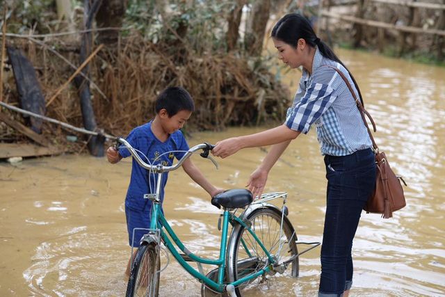 Hoa hậu Ngọc Hân lội nước chuyển đồ cứu trợ đồng bào miền Trung - Ảnh 4.