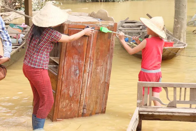 Hoa hậu Ngọc Hân lội nước chuyển đồ cứu trợ đồng bào miền Trung - Ảnh 9.