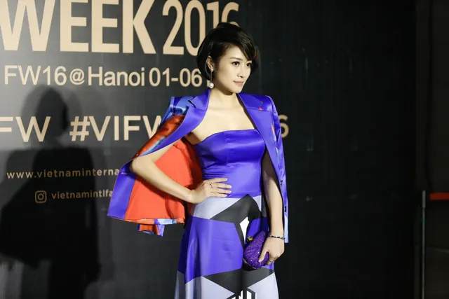 MC Phí Linh cá tính, đầy biến hóa tại Vietnam International Fashion Week - Ảnh 2.