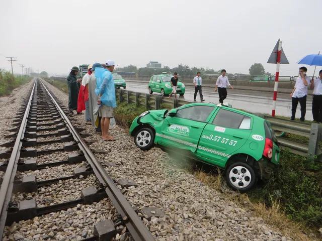 Tai nạn đường sắt Bắc Nam, ba người ngồi trên taxi thoát chết - Ảnh 2.