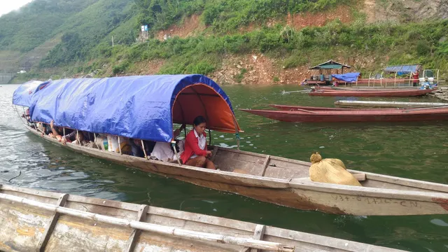 Hiểm nguy rình rập trên những chuyến đò không phao cứu sinh - Ảnh 3.