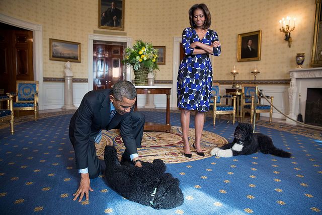 Chuyện tình ngọt ngào của Tổng thống Obama qua ảnh - Ảnh 24.