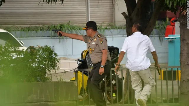 Cảnh sát Indonesia ứng phó tại hiện trường. Ảnh: CNN