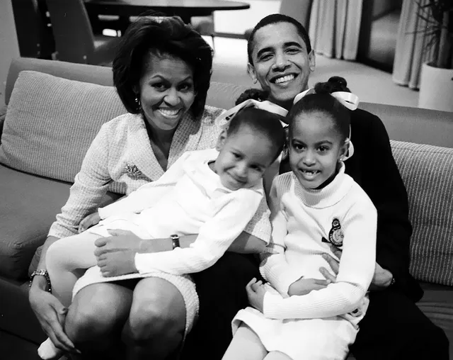 Chuyện tình ngọt ngào của Tổng thống Obama qua ảnh - Ảnh 4.