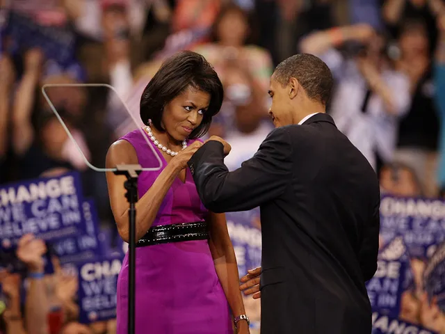 Chuyện tình ngọt ngào của Tổng thống Obama qua ảnh - Ảnh 8.