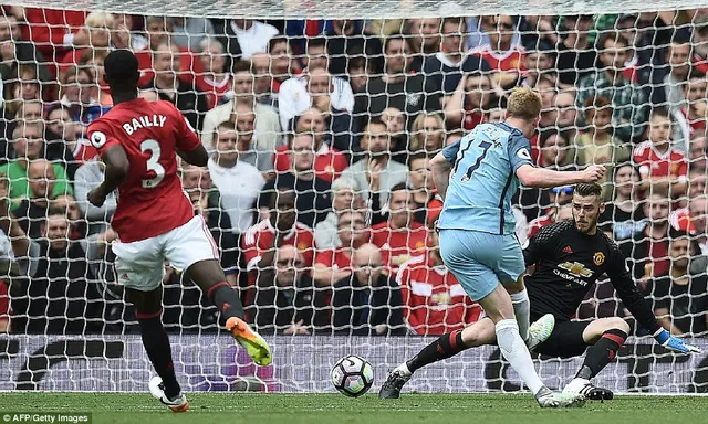 Ảnh: Những khoảnh khắc đáng nhớ trong trận derby Manchester - Ảnh 4.