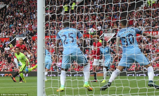 Ảnh: Những khoảnh khắc đáng nhớ trong trận derby Manchester - Ảnh 11.