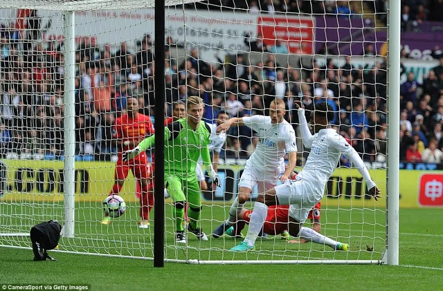 Swansea 1-2 Liverpool: Quỷ đỏ áp sát ngôi đầu - Ảnh 1.