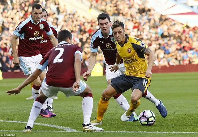 VIDEO, Burnley 0-1 Arsenal: Bàn thắng tranh cãi ở giây cuối cùng - Ảnh 2.