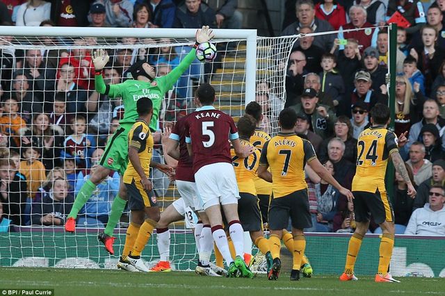 VIDEO, Burnley 0-1 Arsenal: Bàn thắng tranh cãi ở giây cuối cùng - Ảnh 1.