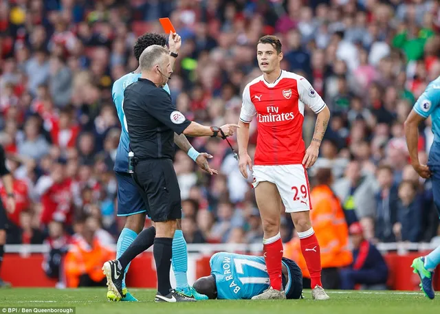 VIDEO, Arsenal 3-2 Swansea: Walcott lập cú đúp, Xhaka bị đuổi - Ảnh 2.