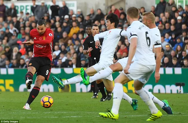 Pogba ghi siêu phẩm, Ibra lập cú đúp, Man Utd ngắt mạch thất vọng - Ảnh 2.