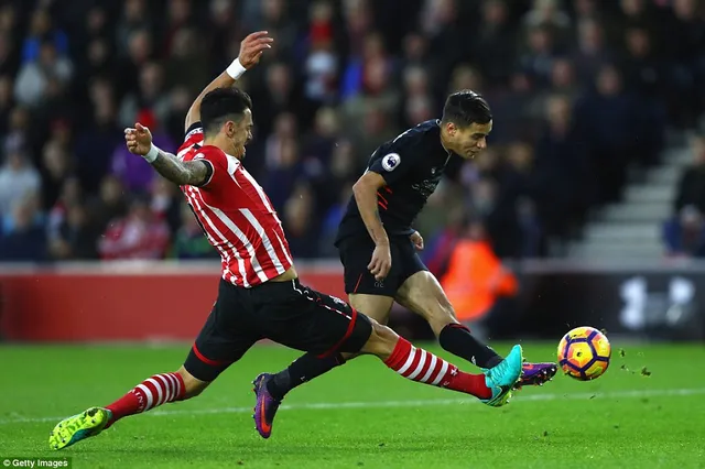 VIDEO: Hàng công phung phí cơ hội, Liverpool phải chia điểm ở St Mary - Ảnh 1.