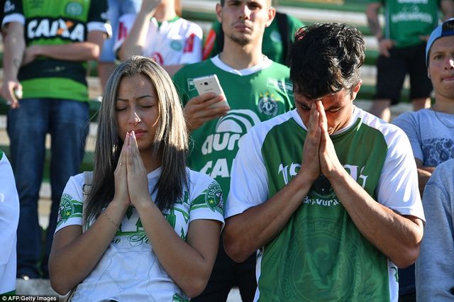 Hàng vạn CĐV Chapecoense hát vang tại SVĐ để tưởng nhớ những người hùng - Ảnh 10.