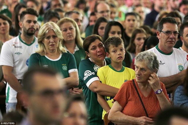 Hàng vạn CĐV Chapecoense hát vang tại SVĐ để tưởng nhớ những người hùng - Ảnh 8.