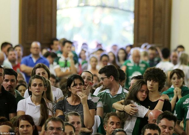 Hàng vạn CĐV Chapecoense hát vang tại SVĐ để tưởng nhớ những người hùng - Ảnh 7.