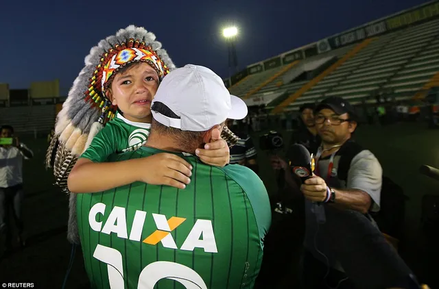 Hàng vạn CĐV Chapecoense hát vang tại SVĐ để tưởng nhớ những người hùng - Ảnh 6.