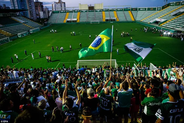 Hàng vạn CĐV Chapecoense hát vang tại SVĐ để tưởng nhớ những người hùng - Ảnh 5.