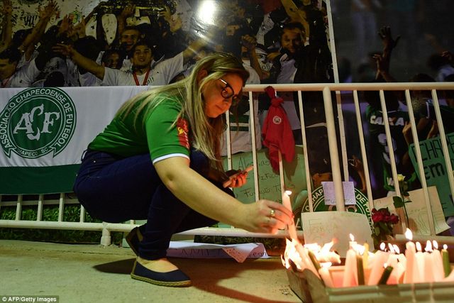 Hàng vạn CĐV Chapecoense hát vang tại SVĐ để tưởng nhớ những người hùng - Ảnh 4.