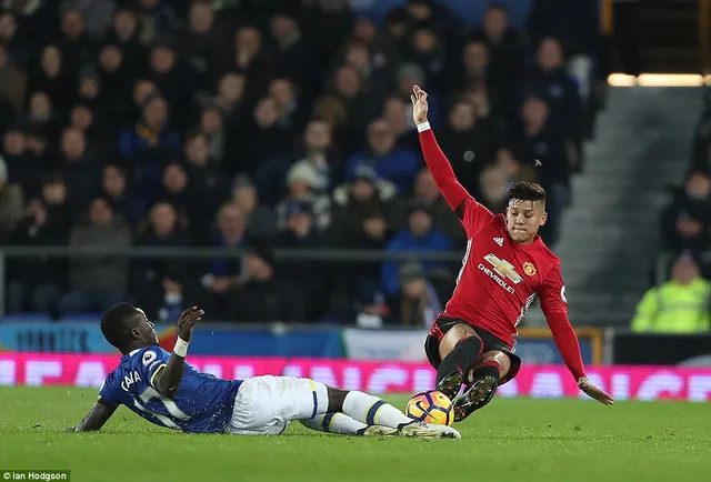 Everton 1-1 Manchester United: Ibra ghi siêu phẩm, tội đồ Fellaini! - Ảnh 3.