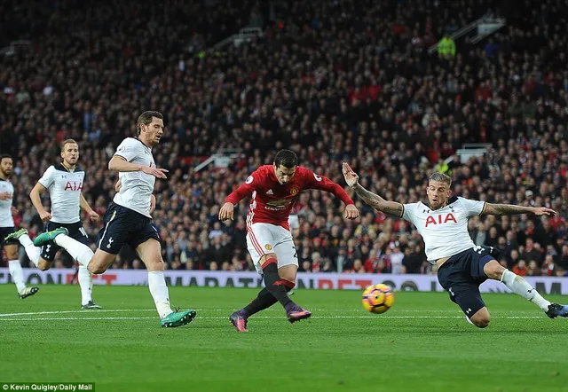 Man Utd 1-0 Tottenham: Mkhitaryan tỏa sáng và...rời sân trên cáng! - Ảnh 1.