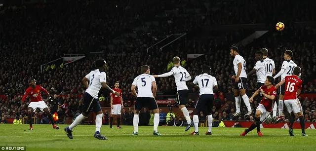 Man Utd 1-0 Tottenham: Mkhitaryan tỏa sáng và...rời sân trên cáng! - Ảnh 3.