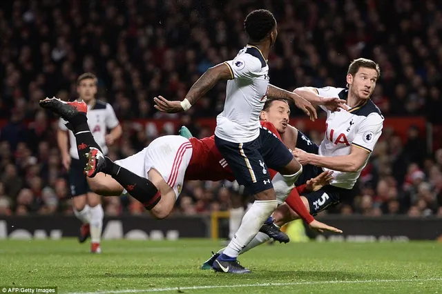 Man Utd 1-0 Tottenham: Mkhitaryan tỏa sáng và...rời sân trên cáng! - Ảnh 4.