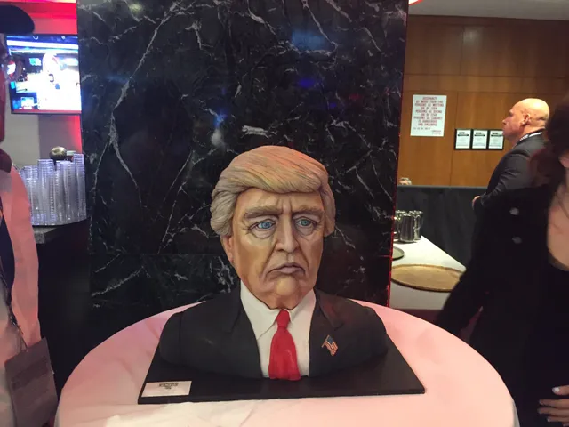 Bánh hình Donald Trump tại bữa tiệc đêm bầu cử (Nguồn: Katherine Faulder)