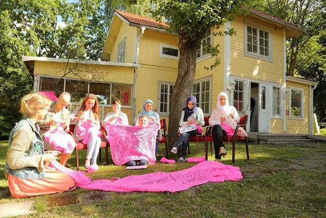Thú vị ngôi nhà bằng len hồng của những phụ nữ Ba Lan - Ảnh 10.