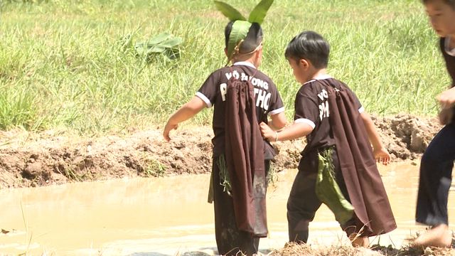 Bố ơi! Mình đi đâu thế? 3: Các bố trở thành những bà nội trợ đảm đang - Ảnh 95.