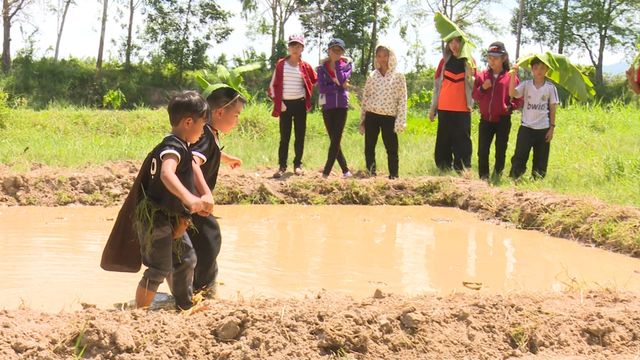 Bố ơi! Mình đi đâu thế? 3: Các bố trở thành những bà nội trợ đảm đang - Ảnh 96.