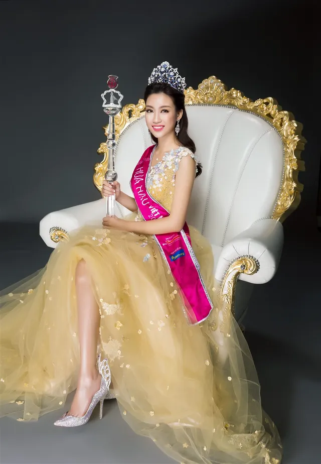 Diện trang phục dạ hội, Hoa hậu Mỹ Linh tỏa sáng bên hai Á hậu - Ảnh 1.