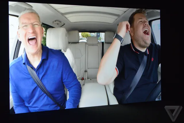 CEO Tim Cook trên đường tới sự kiện đã quá giang  xe và song ca cùng James Corden