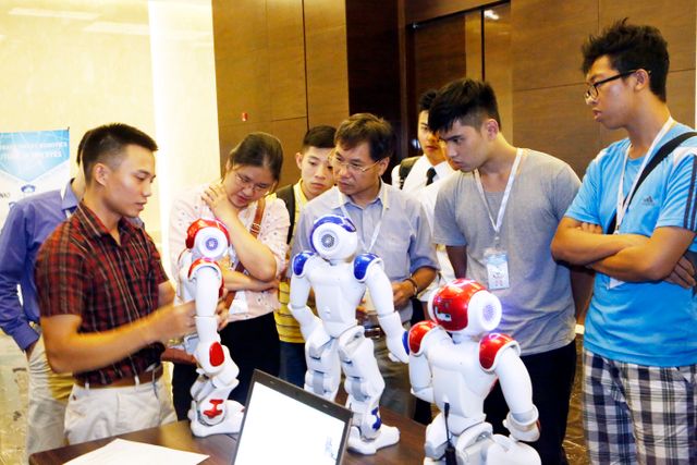 SoftBank tiên phong đưa robot NAO vào giảng dạy tiếng Anh tại Việt Nam - Ảnh 6.