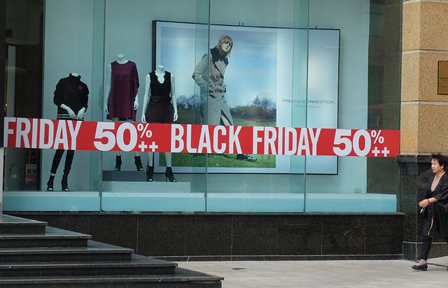 Người dân Hà Nội nườm nượp săn đồ giảm giá trong ngày Black Friday - Ảnh 3.