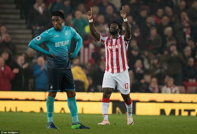 Vòng 10 Ngoại hạng Anh: Bony lập cú đúp, Stoke nhẹ nhàng vượt qua Swansea - Ảnh 2.