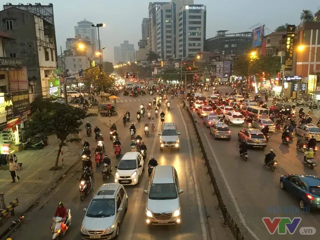 Hà Nội sắp hạn chế phương tiện cá nhân theo ngày chẵn, lẻ với tuyến phố ùn tắc - Ảnh 1.