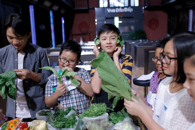 Trấn Thành chạm mặt Hari Won, Quang Đăng trổ tài phun lửa - Ảnh 6.