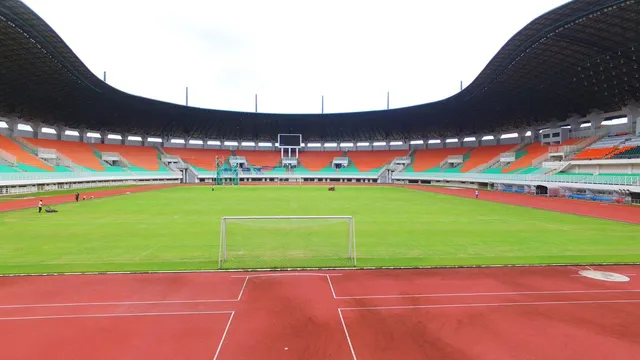 AFF Suzuki Cup 2016: Câu chuyện thú vị về những mặt sân! - Ảnh 1.