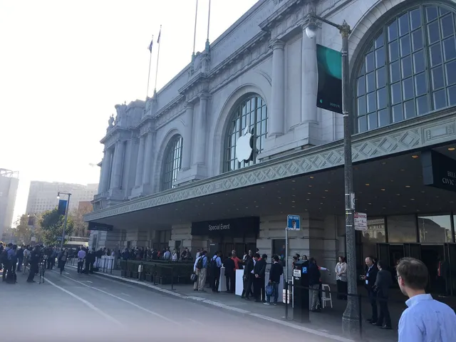 Hình ảnh bên ngoài khán phòng Bill Graham Civic tại San Francisco, nơi sắp diễn ra sự kiện ra mắt iPhone mới của Apple (Ảnh: Rhiannon Williams)