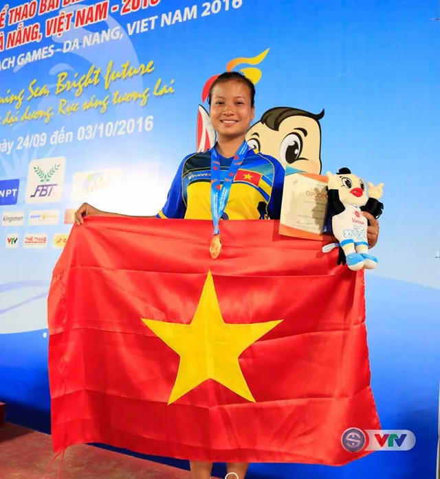 Ánh Nguyệt trên bục nhận huy chương Ánh Nguyệt trên bục nhận huy chương