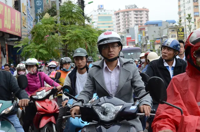 Người dân Hà Nội co ro trong cái rét đầu mùa - Ảnh 7.