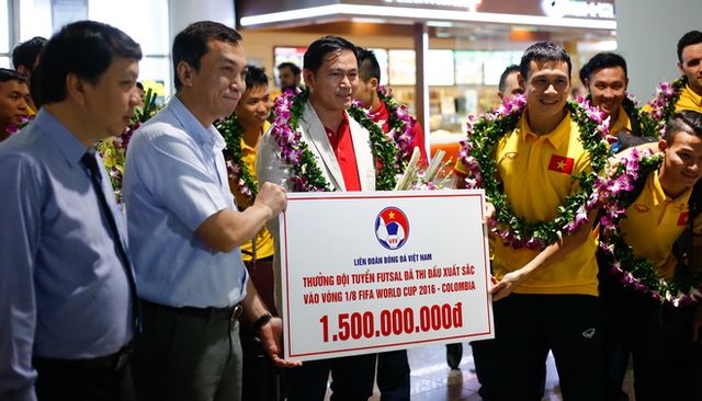 ĐT Futsal Việt Nam được chào đón nồng nhiệt tại sân bay - Ảnh 1.